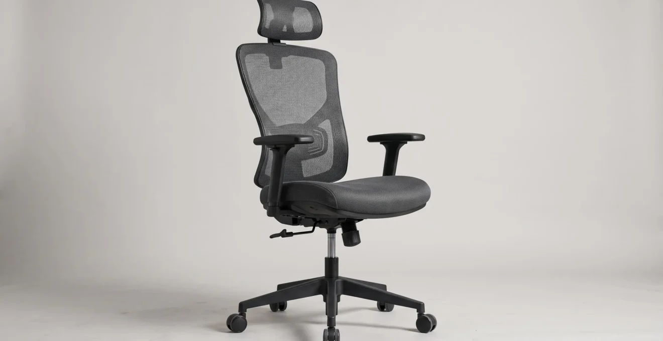 Vue complète d'une chaise ergonomique gaming montrant sa structure et ses composants de réglage